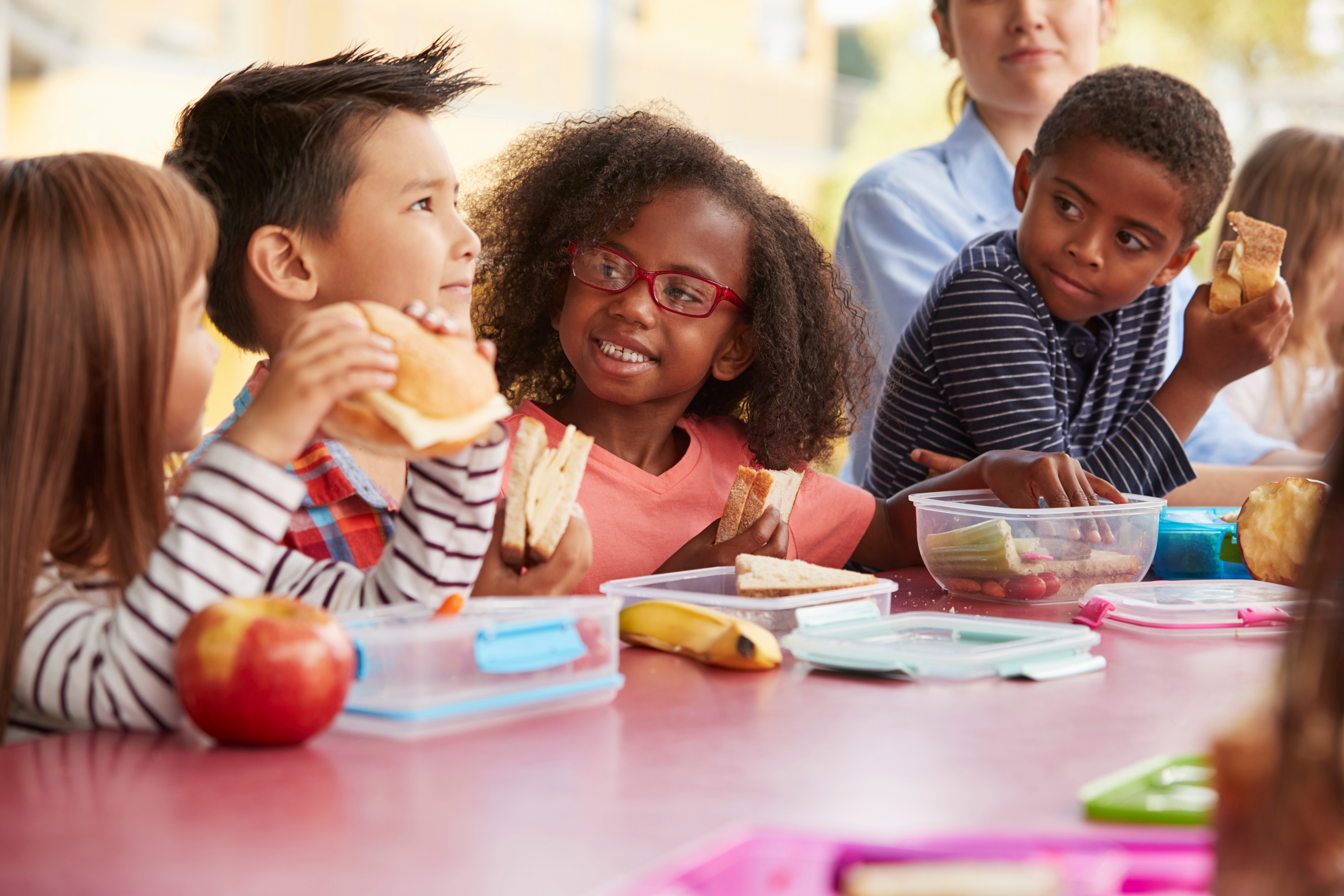 Kids eating packed lunches together