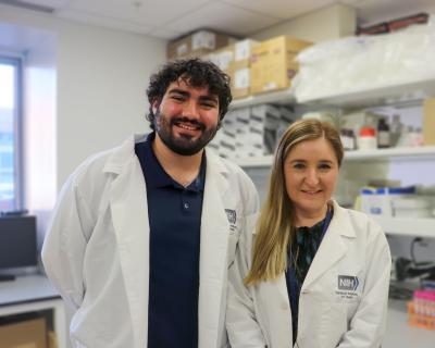 Darwing Padilla Rolon and Joanna Kocot in a laboratory.