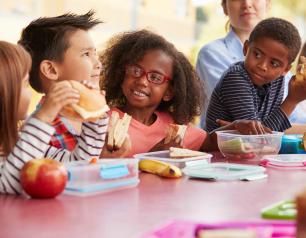 Kids eating packed lunches together